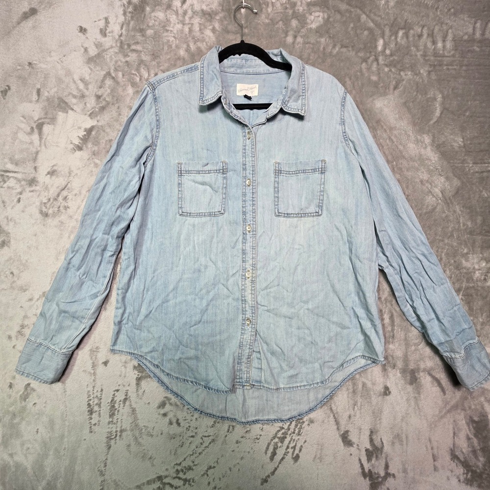 Universal Thread Womens Light Wash Denim Button Down Shirt Size L Cotton Blue